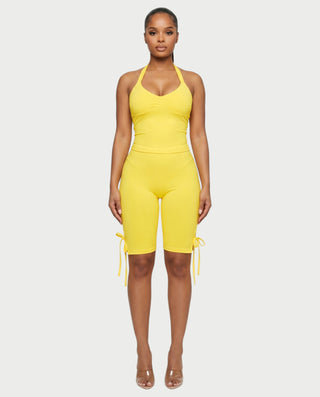 Conjunto de top corto con cuello halter y pantalones capri con lazo lateral CHIYA