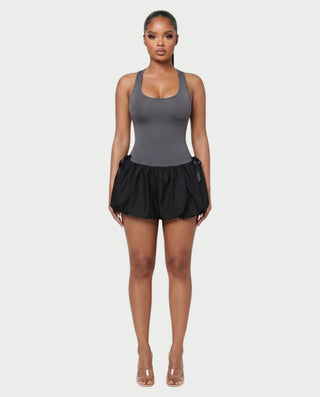Vestido mini con dobladillo abullonado y camiseta sin mangas de MAURELLE