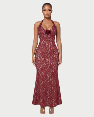 Vestido largo con cuello halter y encaje floral de TYRAE 