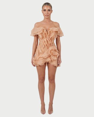 Vestido mini de malla con aberturas y detalle de cadena de JUVIA