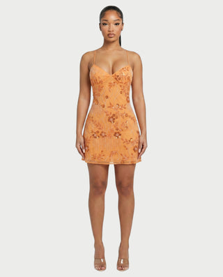 Vestido mini de malla con aberturas y detalle de cadena de JUVIA