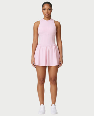 Vestido mini de malla con aberturas y detalle de cadena de JUVIA