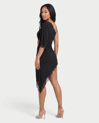 Vestido mini de malla con aberturas y detalle de cadena de JUVIA