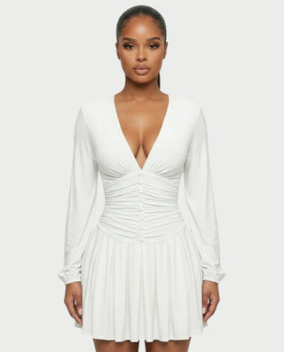 Vestido mini de malla con aberturas y detalle de cadena de JUVIA