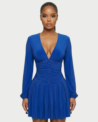Vestido mini de malla con aberturas y detalle de cadena de JUVIA