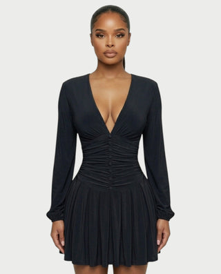 Vestido mini de malla con aberturas y detalle de cadena de JUVIA