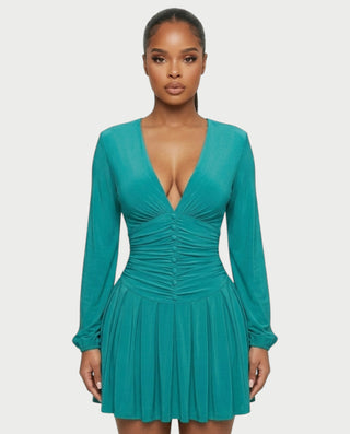 Vestido mini de malla con aberturas y detalle de cadena de JUVIA