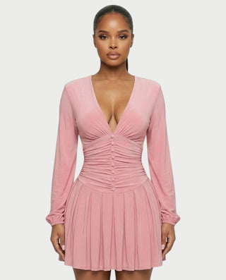 Vestido mini de malla con aberturas y detalle de cadena de JUVIA