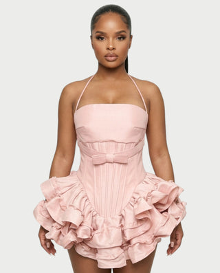 Vestido mini de malla con aberturas y detalle de cadena de JUVIA