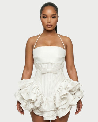 Vestido mini de malla con aberturas y detalle de cadena de JUVIA
