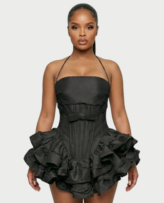 Vestido mini de malla con aberturas y detalle de cadena de JUVIA