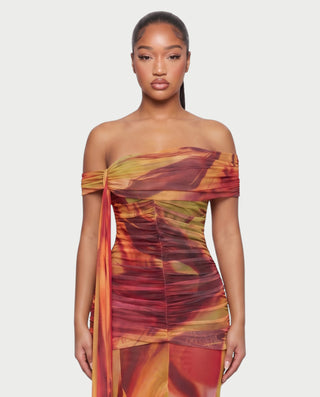 Vestido mini de malla con aberturas y detalle de cadena de JUVIA