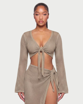 Vestido mini de malla con aberturas y detalle de cadena de JUVIA