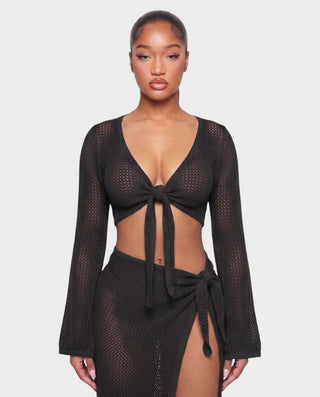 Vestido mini de malla con aberturas y detalle de cadena de JUVIA