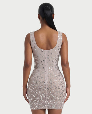 Vestido mini de malla con aberturas y detalle de cadena de JUVIA