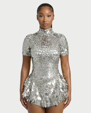 Vestido midi con flecos y escote pronunciado de LIRRA