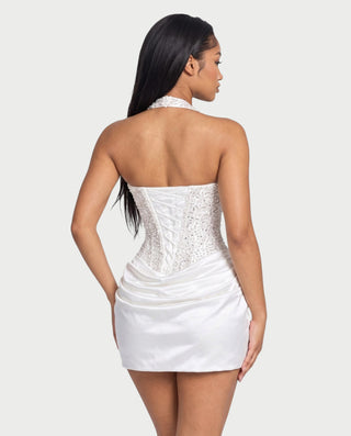 Vestido mini de malla con aberturas y detalle de cadena de JUVIA