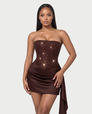 Vestido mini de malla con aberturas y detalle de cadena de JUVIA