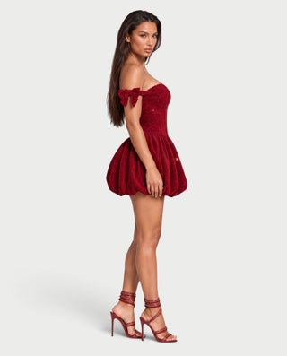 Vestido mini de malla con aberturas y detalle de cadena de JUVIA