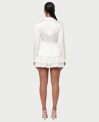 Vestido mini de malla con aberturas y detalle de cadena de JUVIA