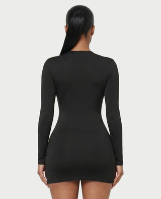 Vestido mini de malla con aberturas y detalle de cadena de JUVIA