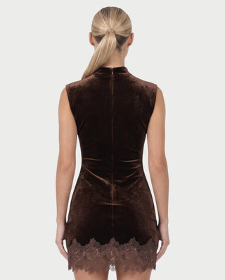 Vestido mini de malla con aberturas y detalle de cadena de JUVIA