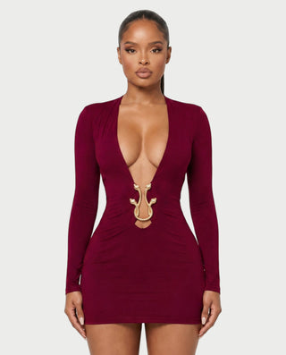 Vestido mini de malla con aberturas y detalle de cadena de JUVIA