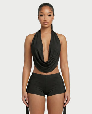 Conjunto de top halter y pantalones cortos con drapeado lateral de AVERILL 