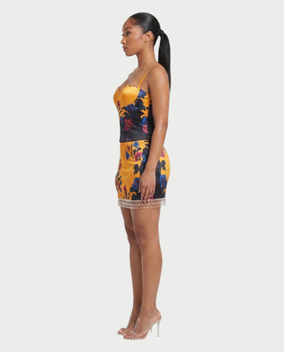 Vestido mini de malla con aberturas y detalle de cadena de JUVIA
