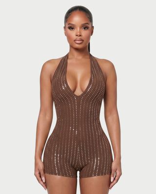 Vestido mini de malla con aberturas y detalle de cadena de JUVIA