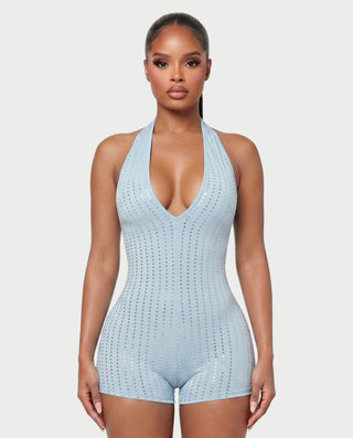 Vestido mini de malla con aberturas y detalle de cadena de JUVIA