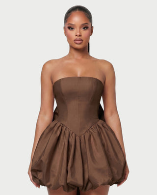 Vestido mini de malla con aberturas y detalle de cadena de JUVIA