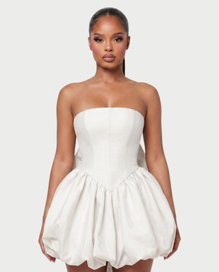 Vestido mini de malla con aberturas y detalle de cadena de JUVIA