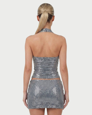 Vestido mini de malla con aberturas y detalle de cadena de JUVIA