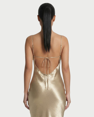 Vestido largo sin espalda y cuello vuelto de NILLA