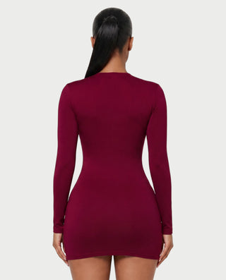 Vestido mini de malla con aberturas y detalle de cadena de JUVIA