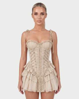 Vestido mini de malla con aberturas y detalle de cadena de JUVIA