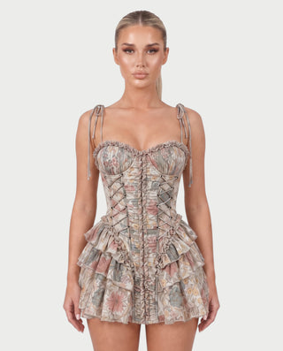 Vestido mini de malla con aberturas y detalle de cadena de JUVIA