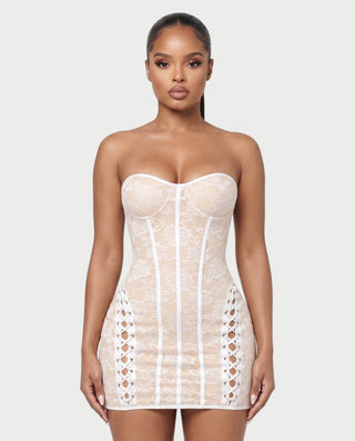 Vestido mini de malla con aberturas y detalle de cadena de JUVIA