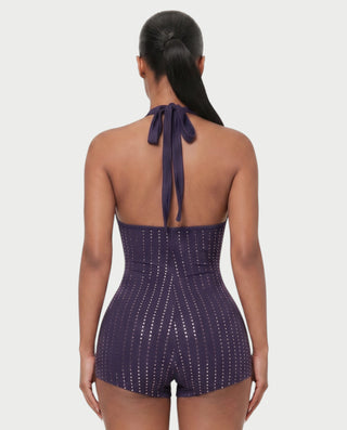 Vestido mini de malla con aberturas y detalle de cadena de JUVIA