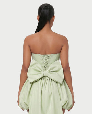 Vestido mini de malla con aberturas y detalle de cadena de JUVIA