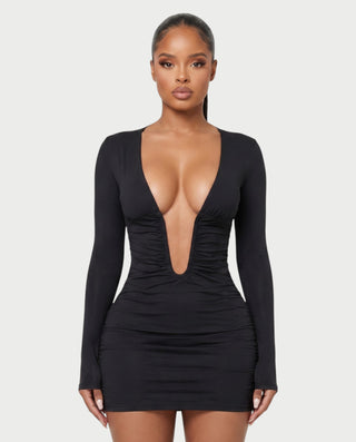 Vestido mini de malla con aberturas y detalle de cadena de JUVIA