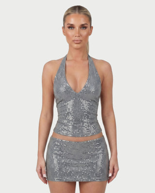 Vestido mini de malla con aberturas y detalle de cadena de JUVIA