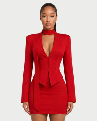 Vestido mini de malla con aberturas y detalle de cadena de JUVIA