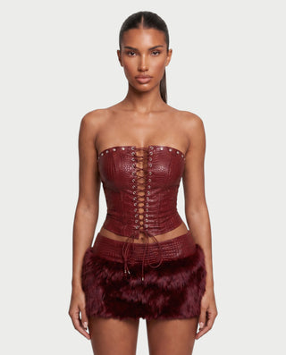 Vestido mini de malla con aberturas y detalle de cadena de JUVIA