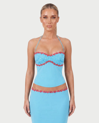 Vestido mini de malla con aberturas y detalle de cadena de JUVIA