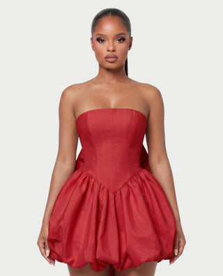 Vestido mini de malla con aberturas y detalle de cadena de JUVIA