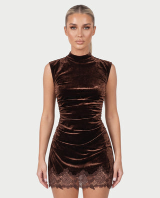 Vestido mini de malla con aberturas y detalle de cadena de JUVIA