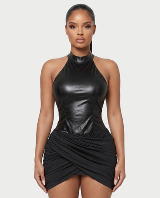 Vestido mini de malla con aberturas y detalle de cadena de JUVIA