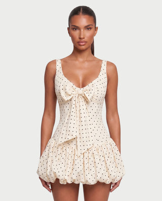 Vestido mini de malla con aberturas y detalle de cadena de JUVIA